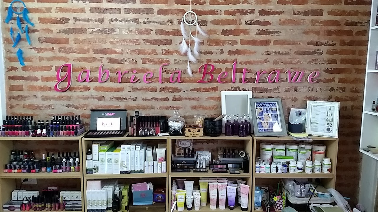 Interior cálido del Centro de Belleza y Bienestar Gabriela Beltrame en Corrientes
