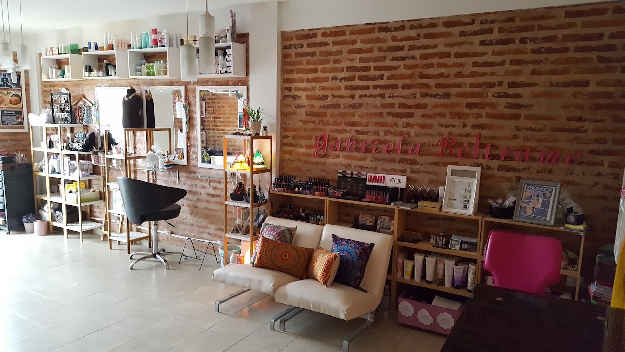 Recepción y salón de estética con luz cálida y detalles en ladrillo a la vista