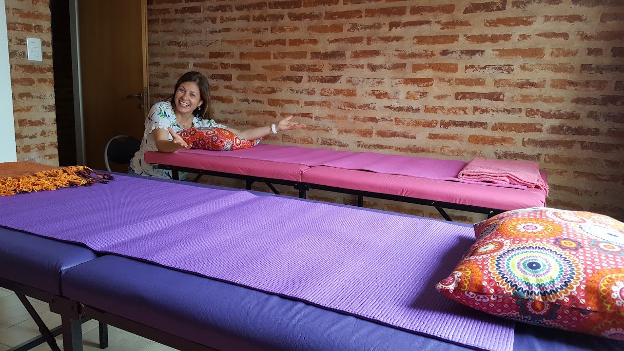 Gabinete privado de cosmetología con camilla confortable y difusor de aromaterapia
