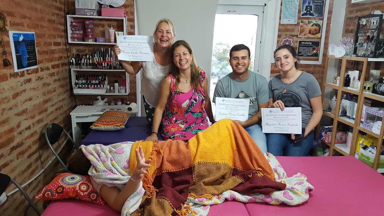 Estación de spa de manos y pies con sillones aterciopelados y variedad de esmaltes